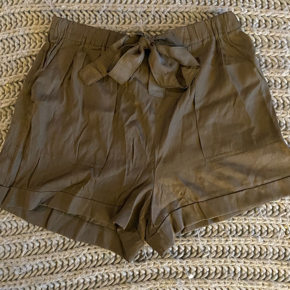 Shorts green flowy